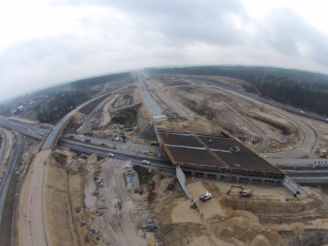 Drogowcy położyli betonową nawierzchnię już niemal na całym odcinku autostrady A1  Stryków - Tuszyn. A czego nie udało się jeszcze zrobić?