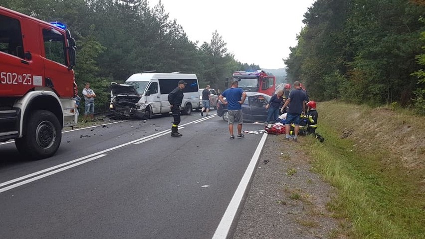 Pazurek. Tragiczny wypadek busa. Nie żyje jedna osoba, siedem osób rannych