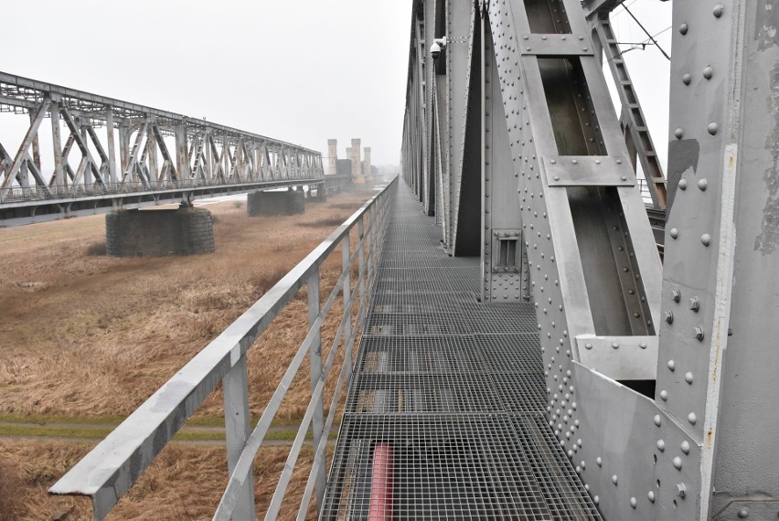 Pomosty techniczne wzdłuż torów na moście kolejowym na Wiśle...