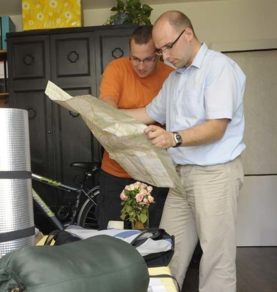 Tomasz Bystrzycki (z prawej) i Maciej Wanke już żyją pielgrzymką - pakują plecaki, przeglądają mapę.