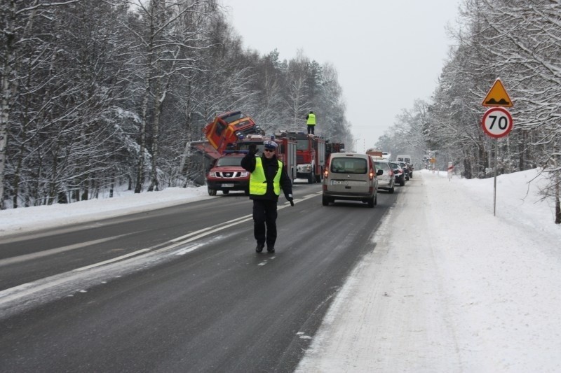 W Strzyżawie koło Bydgoszczy przewróciła się ciężarówka. Zablokowana droga do Torunia [nowe zdjęcia]