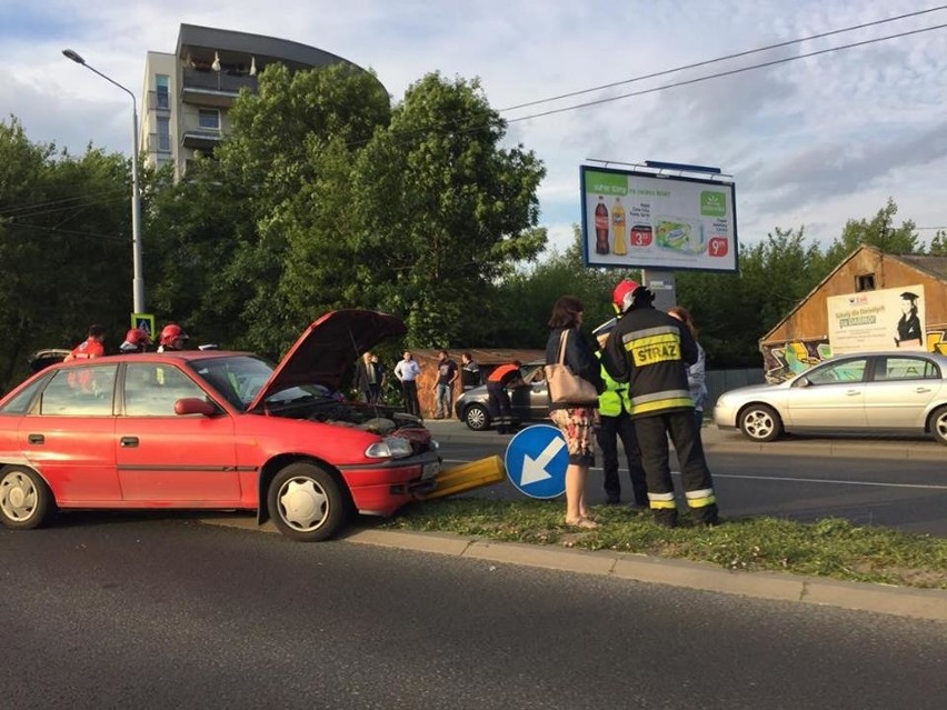 Zderzenie dwóch aut na skrzyżowaniu ul. Nadbystrzyckiej z Romatyczną