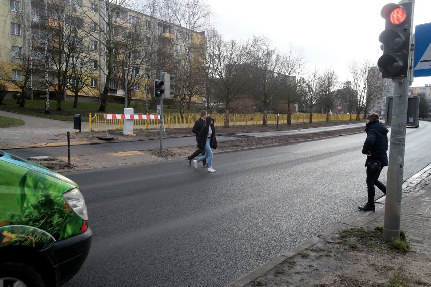 Organizacja ruchu na ul. Zawadzkiego: Jest nowy dywanik na jezdni, ale brakuje oznakowania. Kiedy to się zmieni?