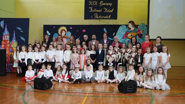 Dzieci z gminy Kozienice zaprezentowały kolędy i pastorałki w szkole podstawowej w Świerżach Górnych.