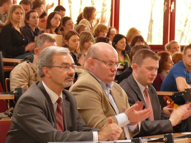 Dr Jerzy Kwieciński, były wiceminister rozwoju regionalnego i prezydent Andrzej Szlęzak na konferencji w auli KUL.