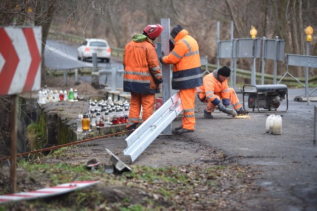 W czwartek, 12 grudnia robotnicy montowali nowe barierki odgradzające drogę od stawu.