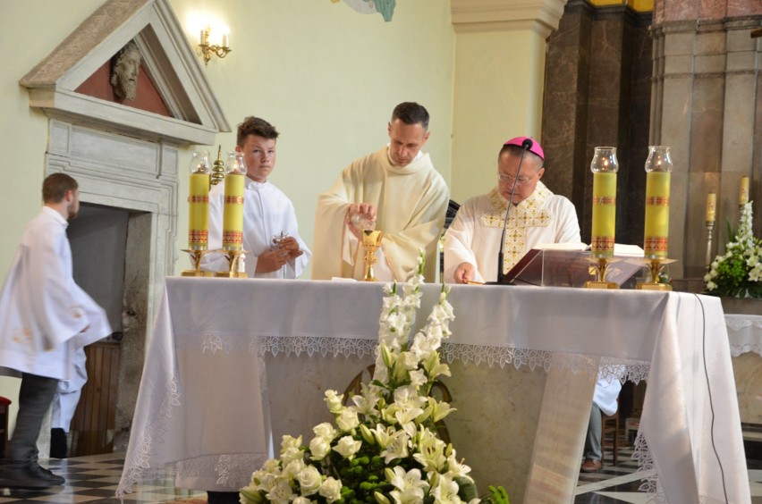 Msza święta z arcybiskupem Grzegorzem Rysiem w kościele w Jastrzębiu z udziałem władz gminnych. Zobaczcie zdjęcia