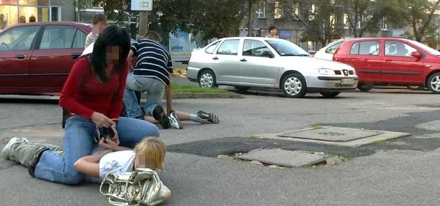 Policjantka skuła kobietę, jej kolega zajął się mężczyzną.