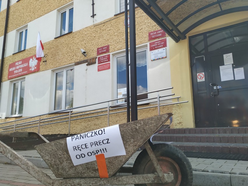 Strażacy ochotnicy demonstrowali w poniedziałek 4.05.2020...