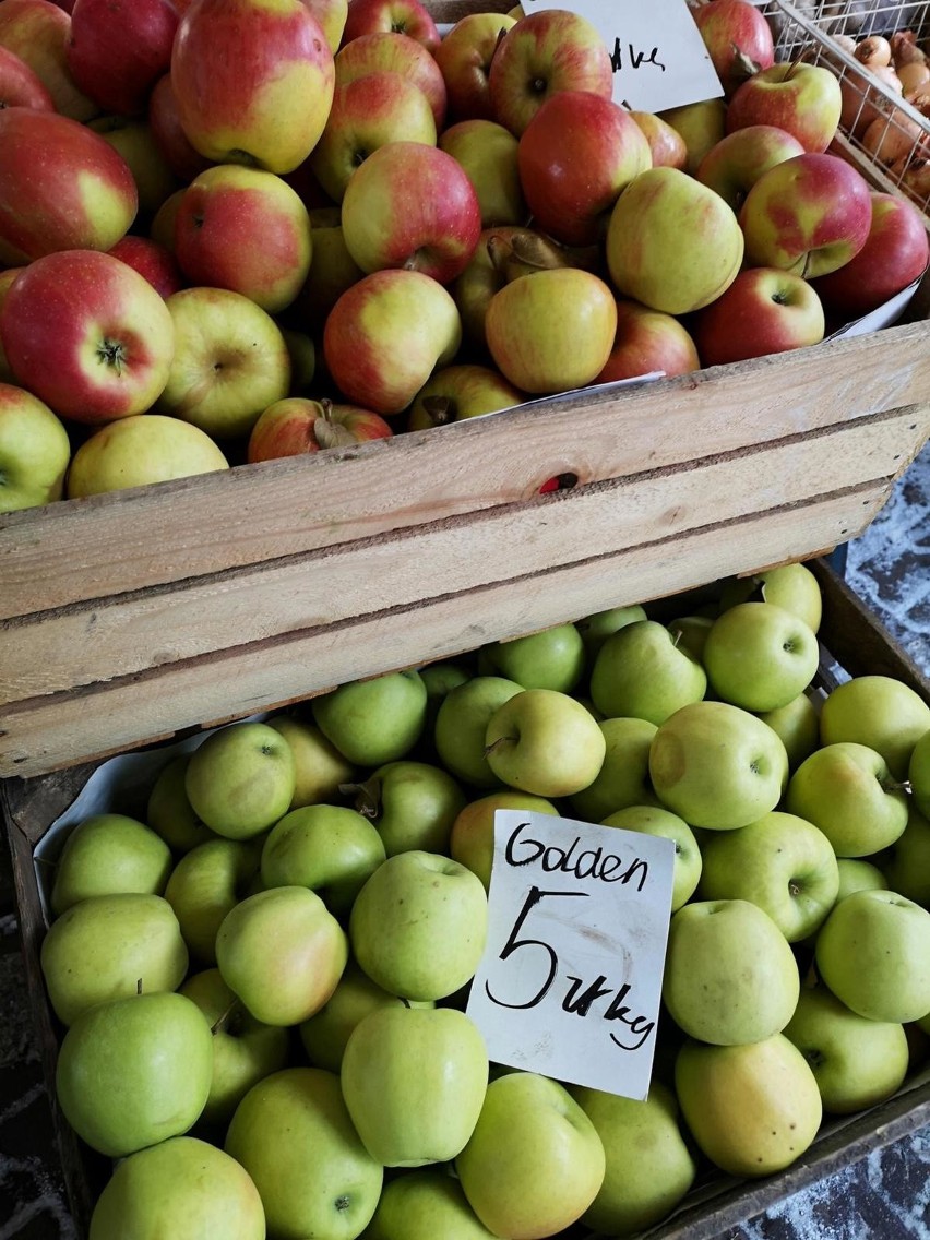 Cena jabłek i gruszek 2021. Owoców do lata nie zabraknie? Sytuacja na rynku owoców stabilna