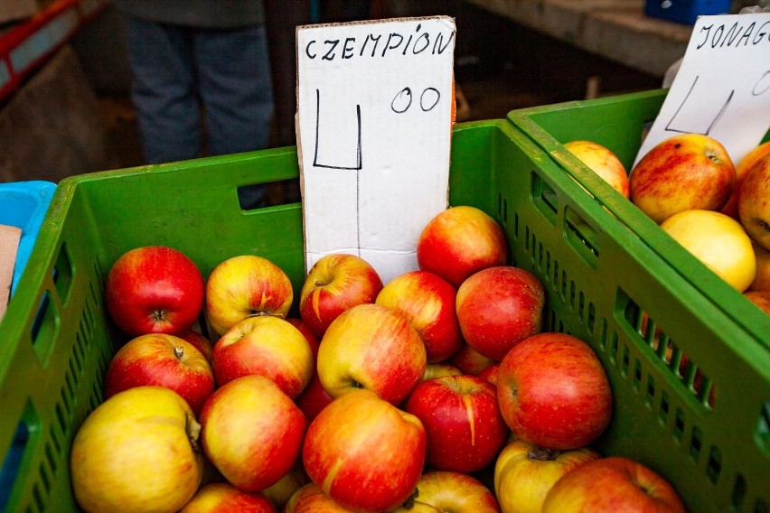 Cena jabłek i gruszek 2021. Owoców do lata nie zabraknie? Sytuacja na rynku owoców stabilna