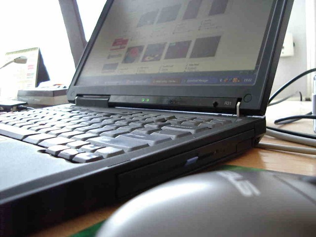 KomputerDo korzystania z nowego systemu do zgłaszania spraw administracyjnych związanych z mieszkaniem wystarczy mieć komputer z dostępem do internetu.
