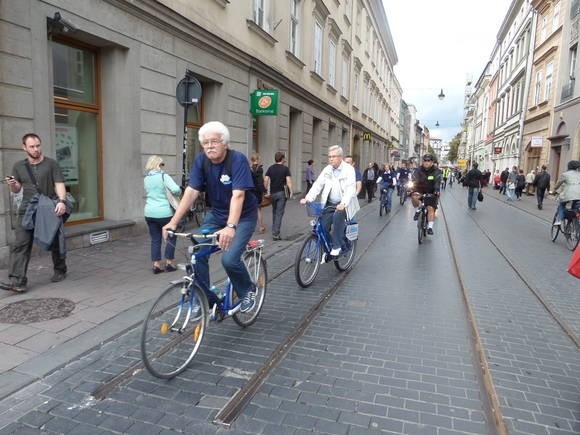 Fot. Marcin KarkoszaNasze miasto świętuje Tydzień Zrównoważonego Transportu. Z tej okazji wiceprezydent Krakowa i urzędnicy udowodnili, że potrafią jeździć rowerem.