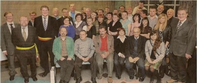 Chór Kameralny oraz przedstawiciele stalowowolskiego stowarzyszenia "Razem w Europie&#8221;, którzy towarzyszyli zespołowi w Belgii  podczas spotkania z burmistrzem i przedstawicielami Rady Miasta Evergem.