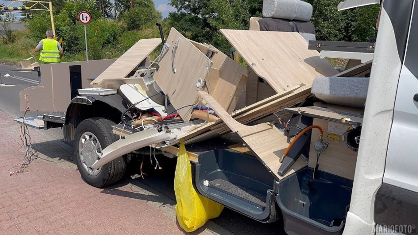 Wypadek w Opolu. Roztrzaskał nowiutkiego kampera o wiadukt...