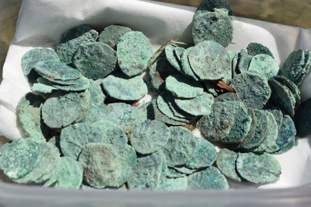 Skarb pod Krotoszynem. Archeolodzy odkryli naczynie pełne monet.