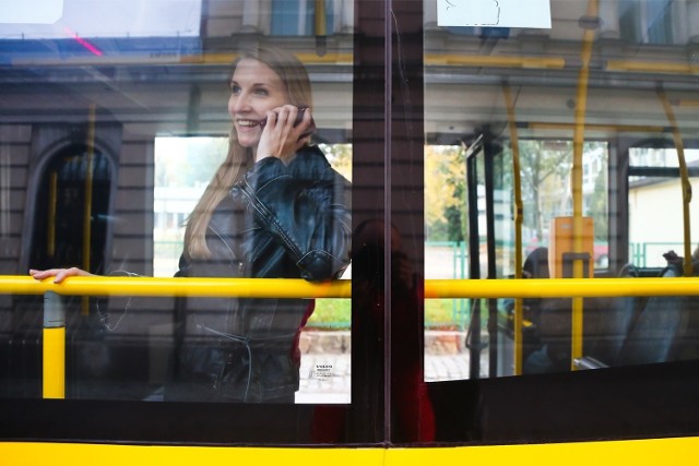 Rozmowa przez telefon w autobusie MPK, zdjęcie ilustracyjne