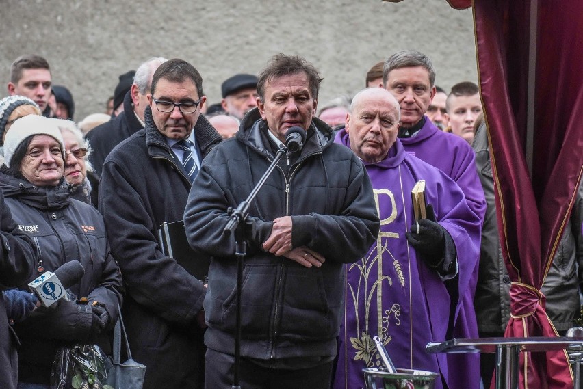 Pogrzeb Bohdana Smolenia: Tłumy żegnały aktora na cmentarzu...