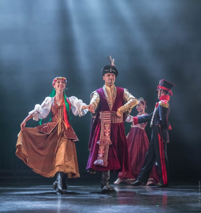Spektakl "Poloneza czas zacząć" Baletu Cracovia Danza