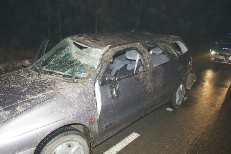 Auto dachowało w rowie. Kierowca uciekł pozostawiając rannego w aucie