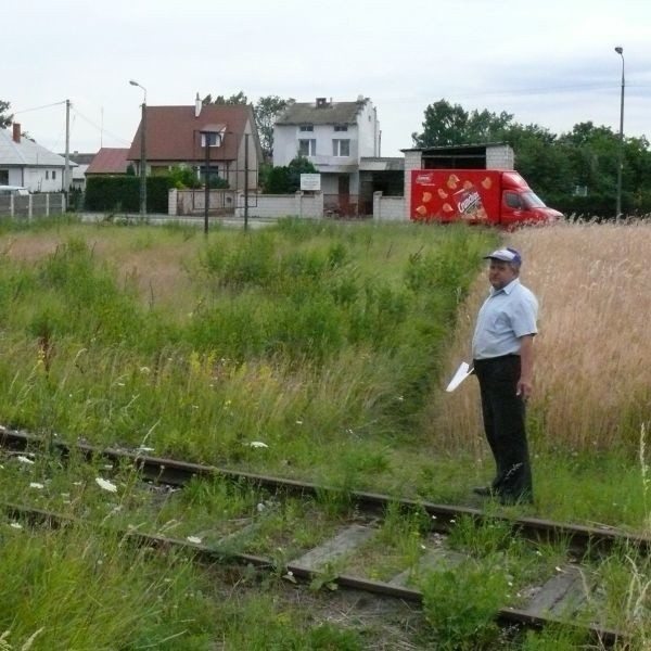 - Z jednej strony droga krajowa, z drugiej strony tory kolejowe - pokazuje Jan Kurek.