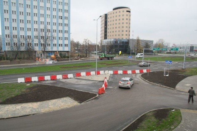 Na przedłużeniu ulicy Okrzei wybudowano wjazd i wyjazd na ulicę Zagnańską, który zamknięto wraz z otwarciem węzła Żelazna.