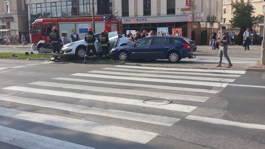 Wypadek w centrum Radomia. Zderzyły się dwa samochody osobowe