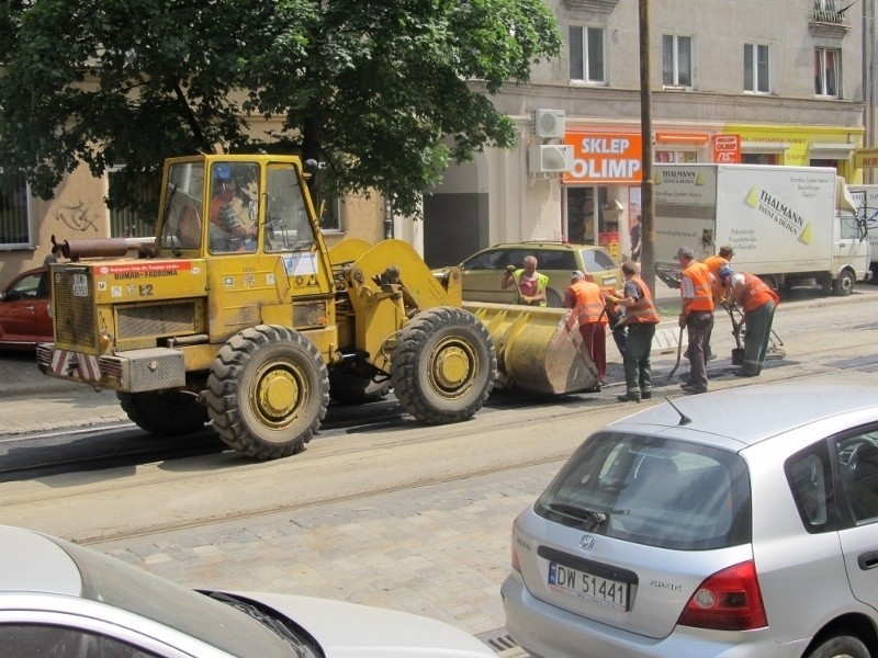 Wrocław: Przedłuża się remont torowiska na ul. Nowowiejskiej (ZDJĘCIA)