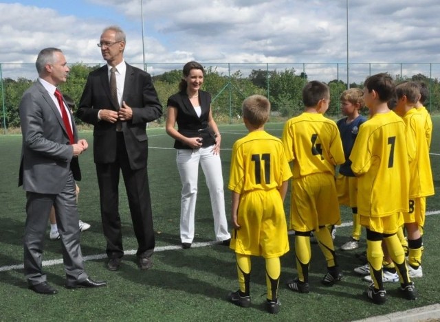 Tydzień temu konecki "Orlik&#8221;, na którym będzie zimą lodowisko, odwiedził wiceminister sportu Ryszard Stachurski z posłanką Marzeną Okłą &#8211; Drewnowicz