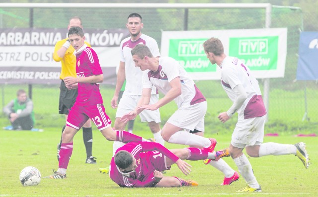 W rundzie jesiennej piłkarze Garbarni (w białych strojach) pokonali ośmiu rywali, w tym Wisłę II Kraków 2:1.