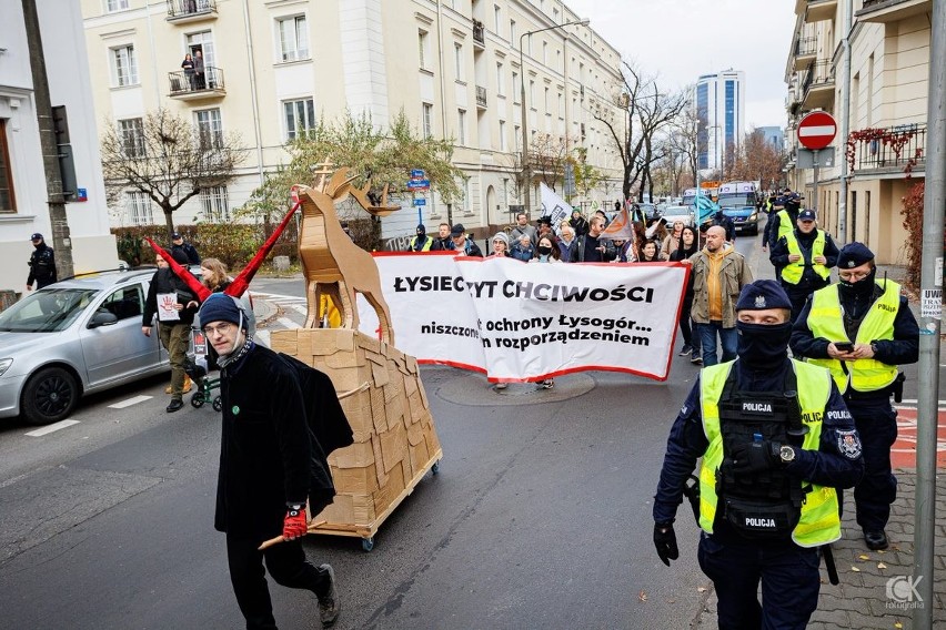 Protest przeciwko zmniejszeniu Świętokrzyskiego Parku Narodowego w Warszawie! Czarownice i jeleń z tektury pod ministerstwem. Zobacz zdjęcia