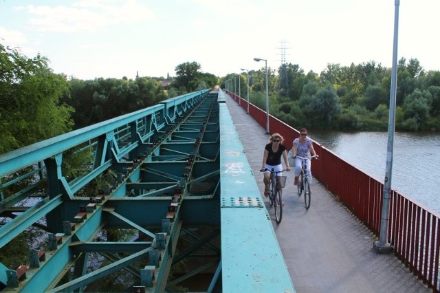 Po byłym moście kolejowym poruszają się jedynie piesi, rowerzyści i motocykliści. Gmina chce tutaj wpuścić osobówki, ale musi wyłożyć przeprawę betonowymi płytami.