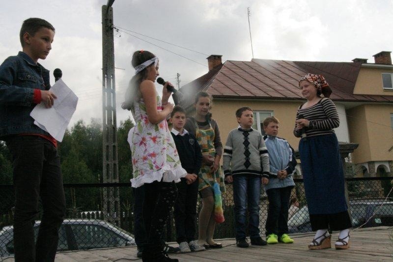 Na scenie prezentowały się dzieci ze szkół w Chodkowie...