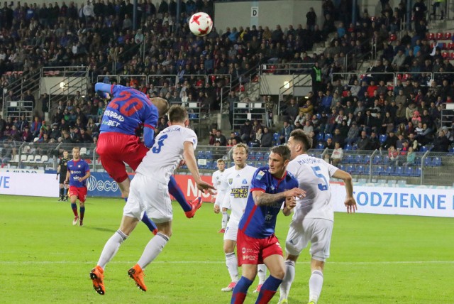 Ruch Chorzów zadbał o to, by nie przekreślić szans na pozostanie w 1. lidze przedwcześnie i sprawił niespodziankę punktując Odrę. Zepsuł tym samym debiut Mariusza Rumaka, który podpisał z opolanami trzyletni kontrakt.