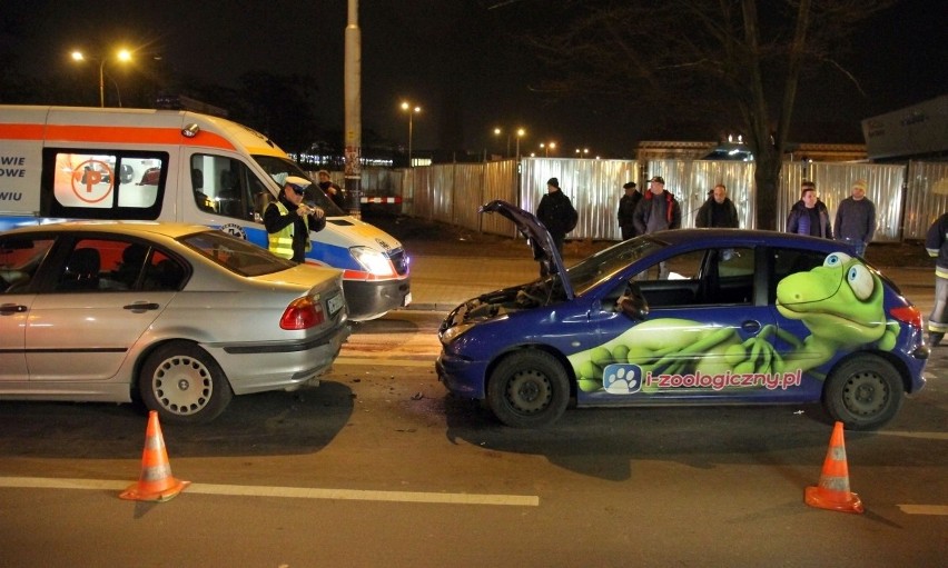 Wypadek na Borowskiej. Zderzyły się dwa samochody (ZDJĘCIA)