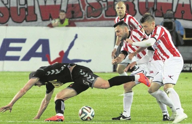 Serhij Pyłypczuk ofiarnie broni piłki przed Marcinem Budzińskim (z prawej) i Mateuszem Cetnarskim