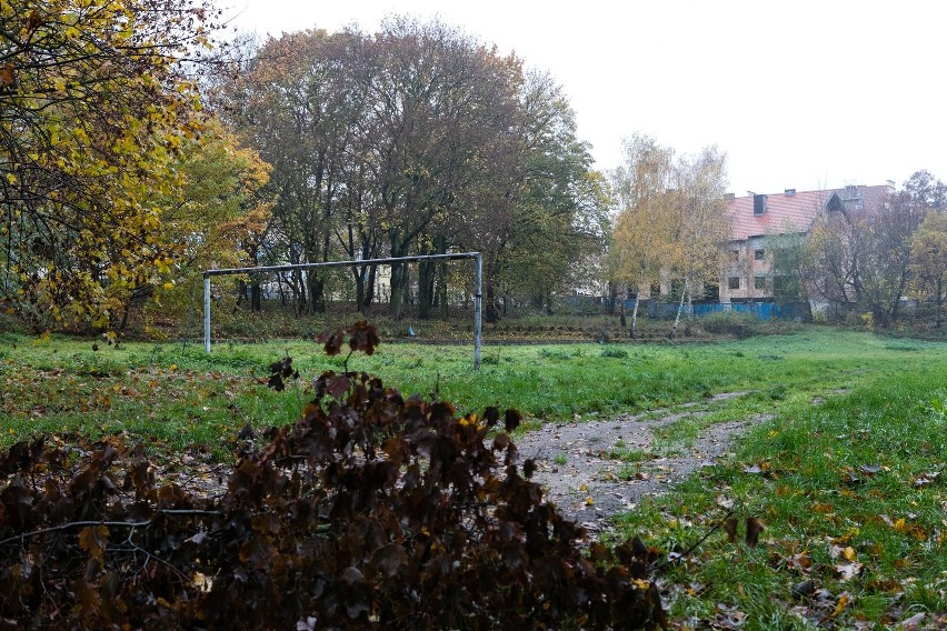 Mieszkańcy chcą, by boisko na Pogodnie w Szczecinie odzyskało dawny blask [ZDJĘCIA]