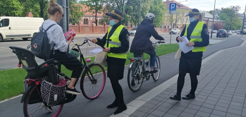 Straż rozmawia też z rowerzystami, informując o prawach i...