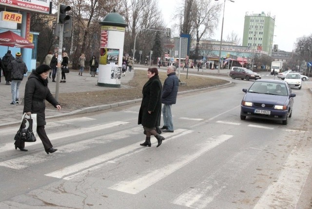 Samochody jadące z ulicy Traugutta wjeżdżają wprost na przechodniów na przejściu przy Poniatowskiego. Niejeden raz dochodziło tu do potrąceń.