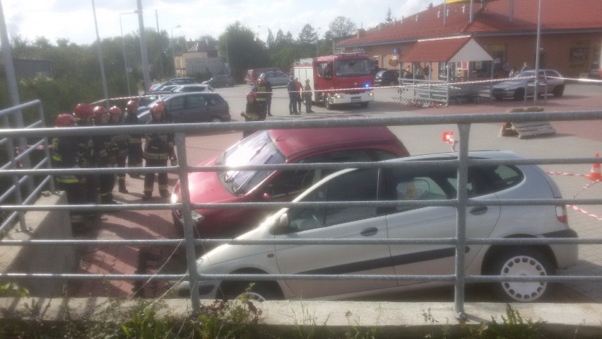 Dwa samochody zapadły się na parkingu przed Netto w Jaworznie ZDJĘCIA