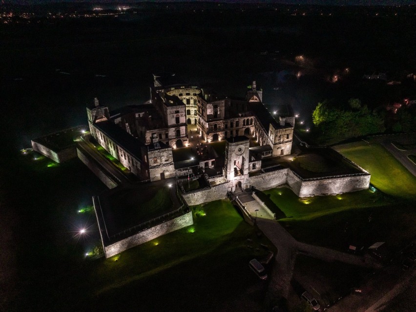 Zjawiskowy zamek Krzyżtopór w Ujeździe nocą. Zobaczcie zdjęcia z drona