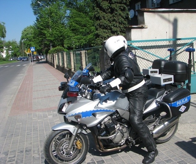 100 złotych chciała wręczyć policjantowi ruchu drogowego 39-letnia kobieta przyłapana na przekroczeniu prędkości.