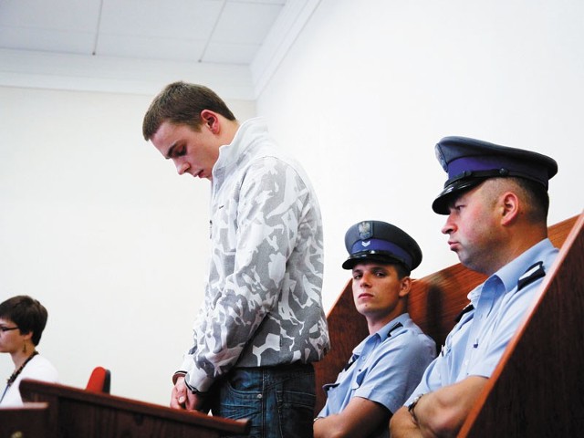 Na wczorajszej rozprawie 20-letni Adam Tywończuk przyznał się do winy. Jego obrońca chciał, by sąd wypuścił go z aresztu. Sędzia się jednak nie zgodził, m.in. z uwagi na grożącą oskarżonemu surową karę &#8211; 12 lat pozbawienia wolności.