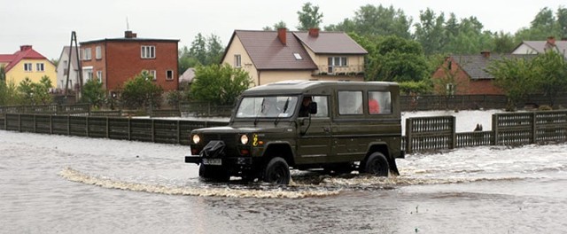 Piątek, godzina 8.30. W Trześni woda Trześniówki zalewa kolejne ulice.