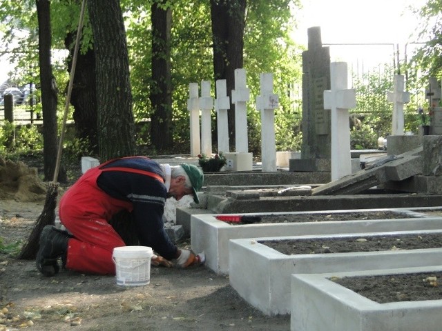 Pracownicy Zakładu Usług Komunalnych w Radomiu odnawiają grobowce poległych lotników w trakcie II Wojny Światowej na cmentarzu wojskowym przy ulicy Limanowskiego.
