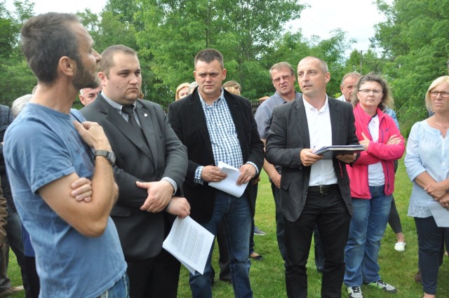 Paweł Rawicki (pierwszy z lewej) podczas jednego ze spotkań z władzami Szydłowca w sprawie kontrowersyjnej inwestycji w Zdziechowie.