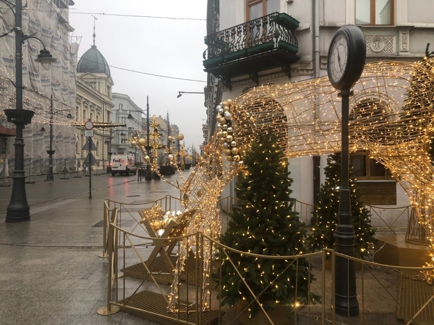 Zegar wrócił na woonerf ul. 6 Sierpnia. Przez nieuważnego kierowcę nie było go sześć miesięcy ZDJĘCIA