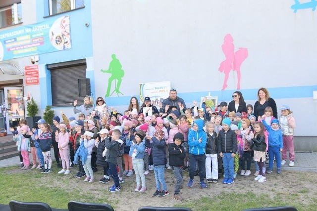 Wielkie czytanie w Białobrzegach,, biblioteka zaprasza przedszkolaki na "czytanie pod chmurką".