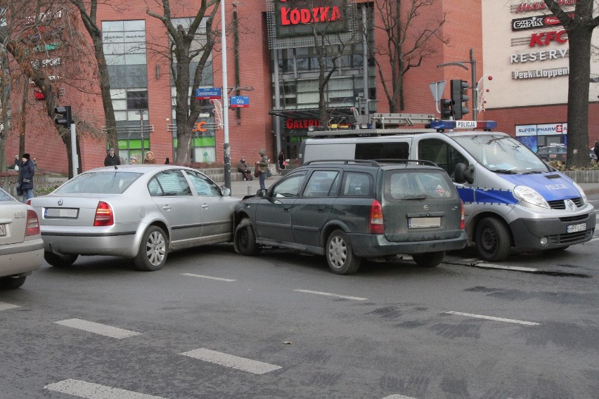 Wypadek na Sienkiewicza. Zderzyły się dwa samochody osobowe [ZDJĘCIA]