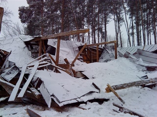 Drewniana stodoła runęła w niedzielę pod naporem śniegu.